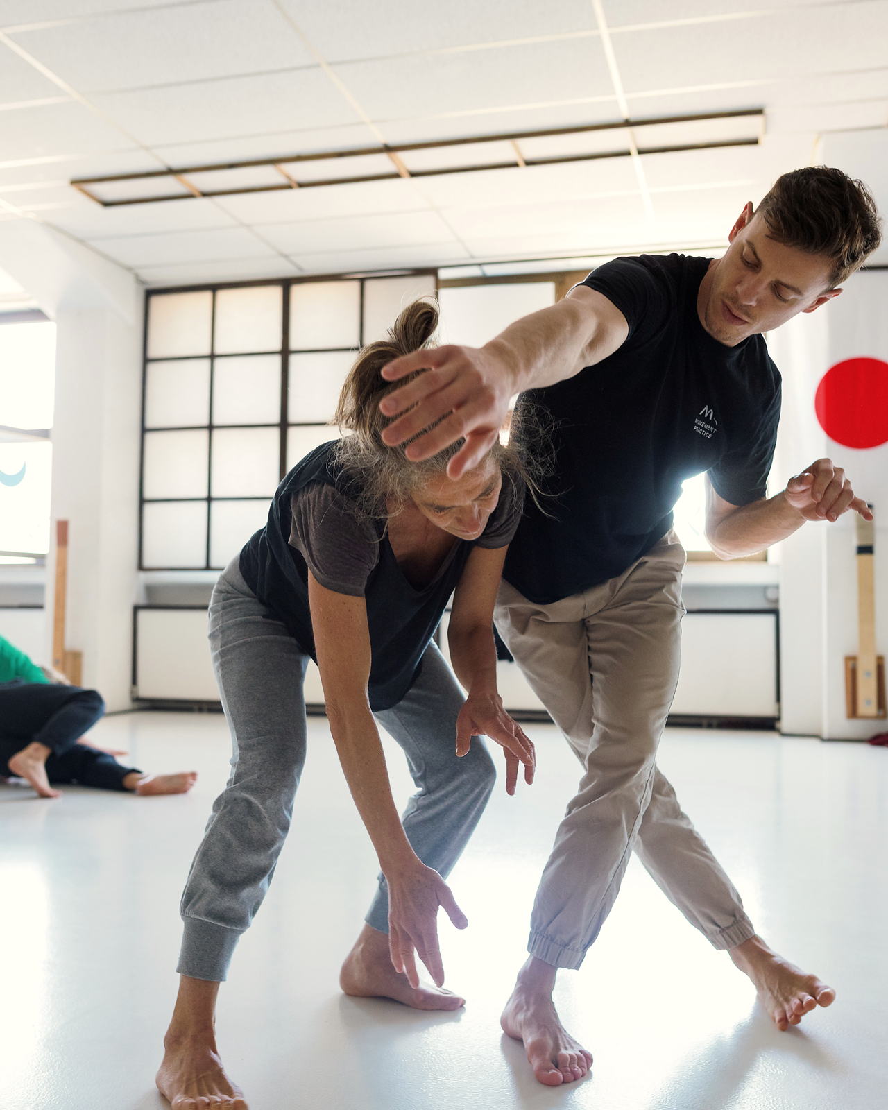 Movement-Training zu zweit in einem hellen Studio
