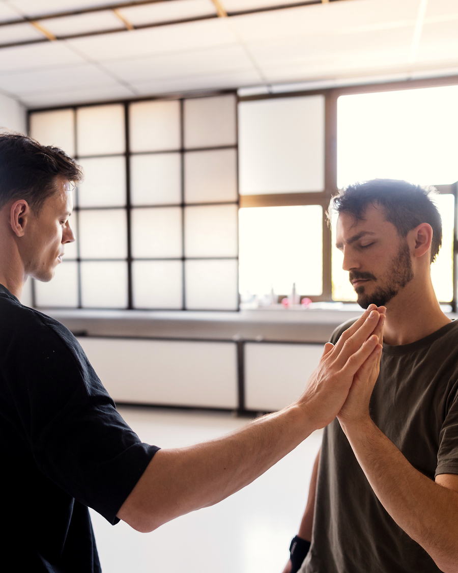 Egidijus Kel korrigiert die Haltung eines Klienten im Movement-Training